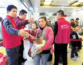 春運第一線，紅馬甲人工搬運服務(wù)溫暖回家路